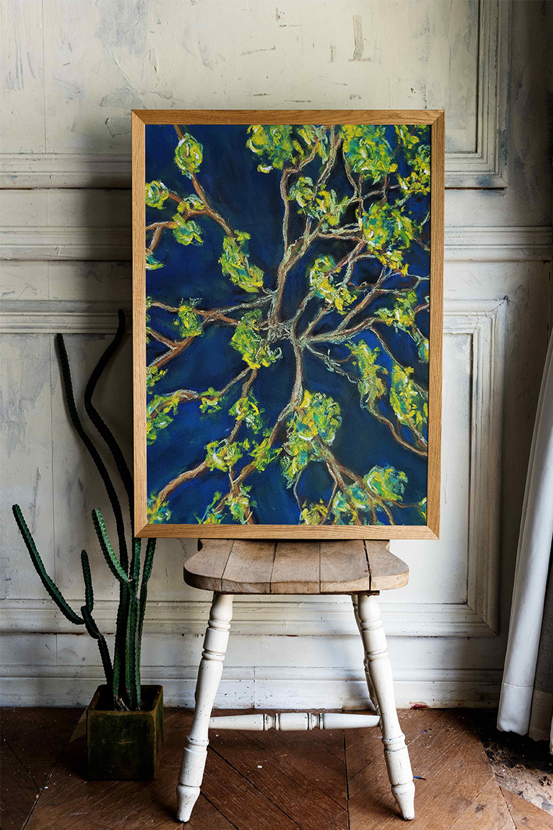 un paysage forestier vu du ciel, feuillage lumineux et branches entrelacées sur fond bleu nocturne